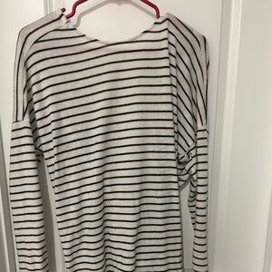 Vestique black and white sweater